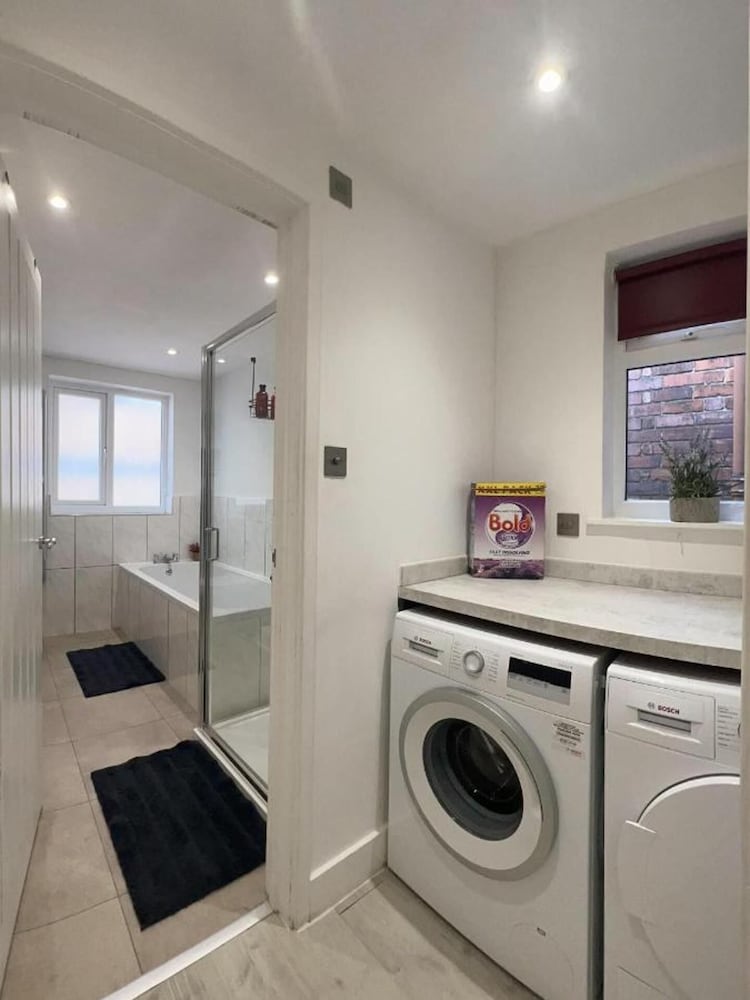 Apartmentsleeps8-wifi-famillyfriendly-citycentre