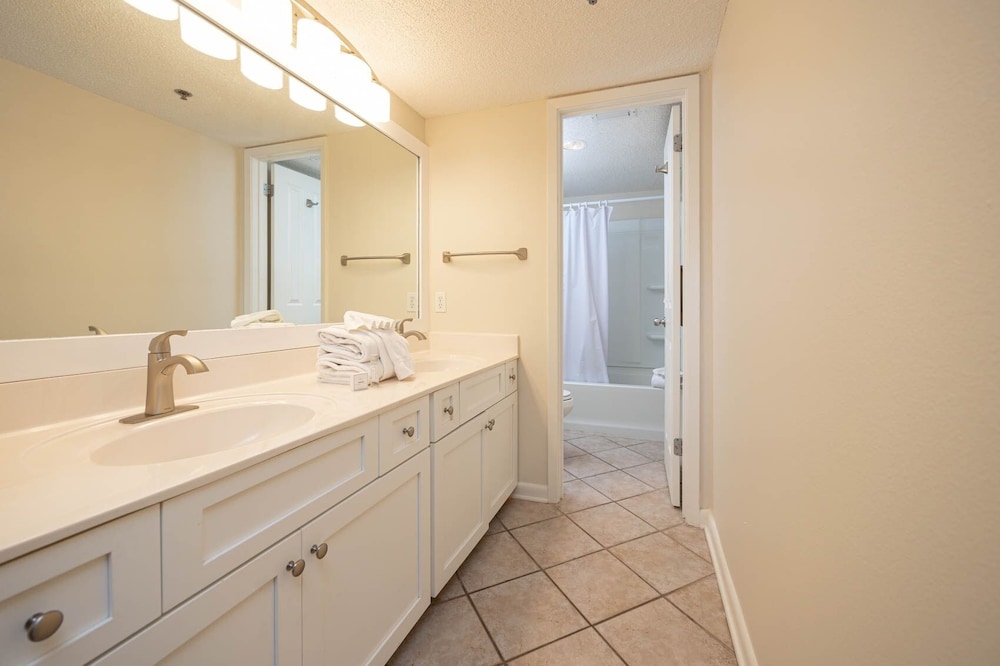 Phoenix Vi 6908 3 Bedroom Condo