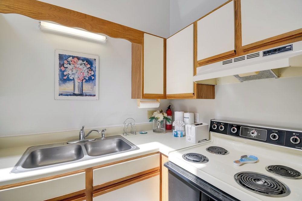 Baytree Golf Colony Studio ~ 5 Mi to Beach! view 4