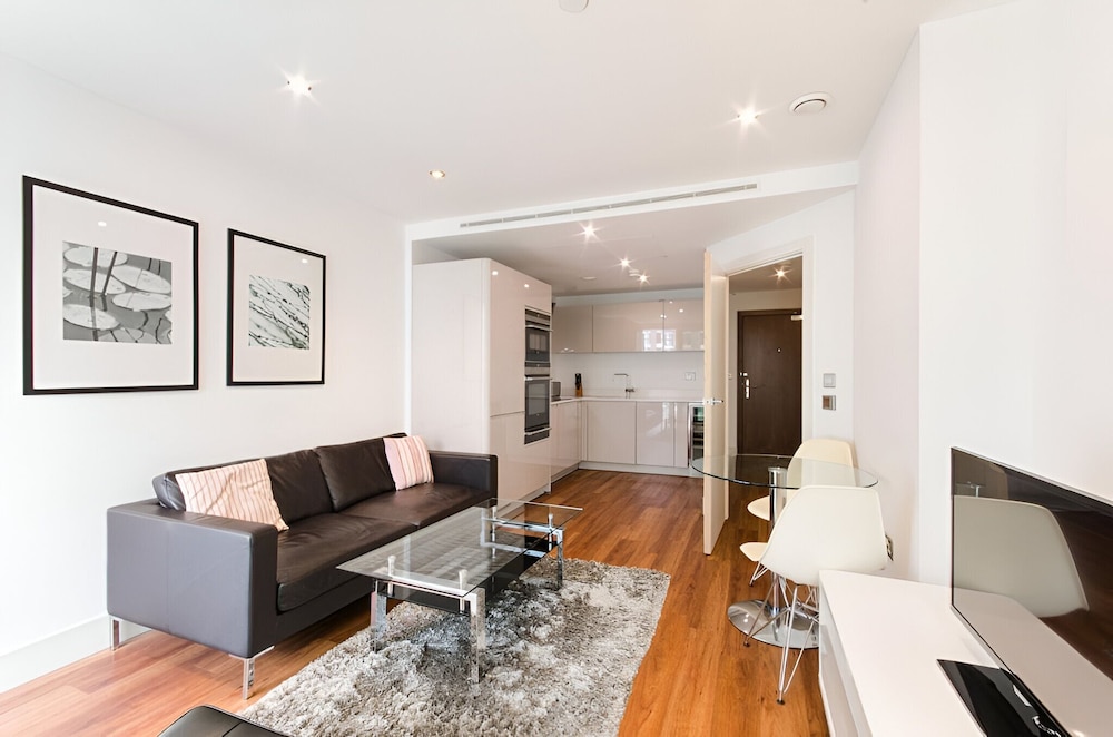 Still Life Aldgate Deluxe