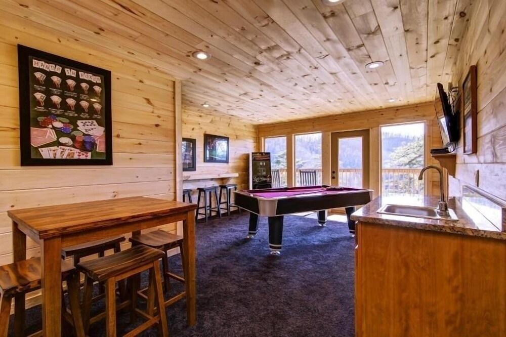 Country Cozy - 4 Bedrooms, 5 Baths, Sleeps 16 Home by RedAwning