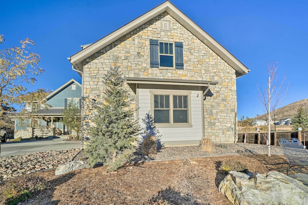 2 Mi to Town: Castle Rock Retreat w/ Fireplace! view 3