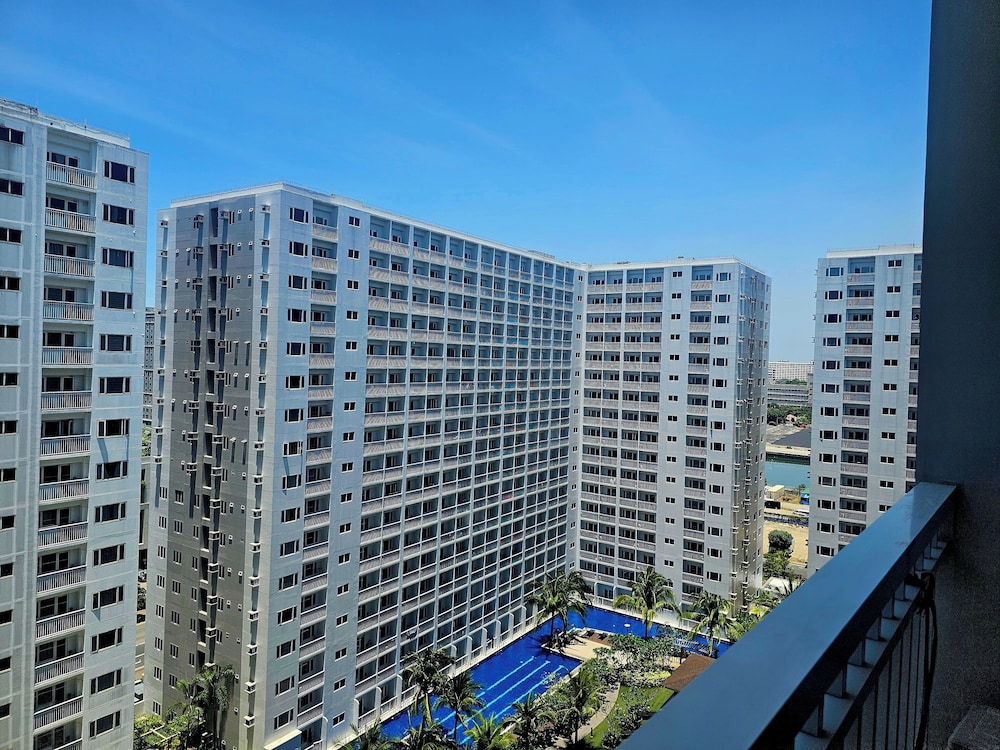 Hannah Crib at Shore Residences