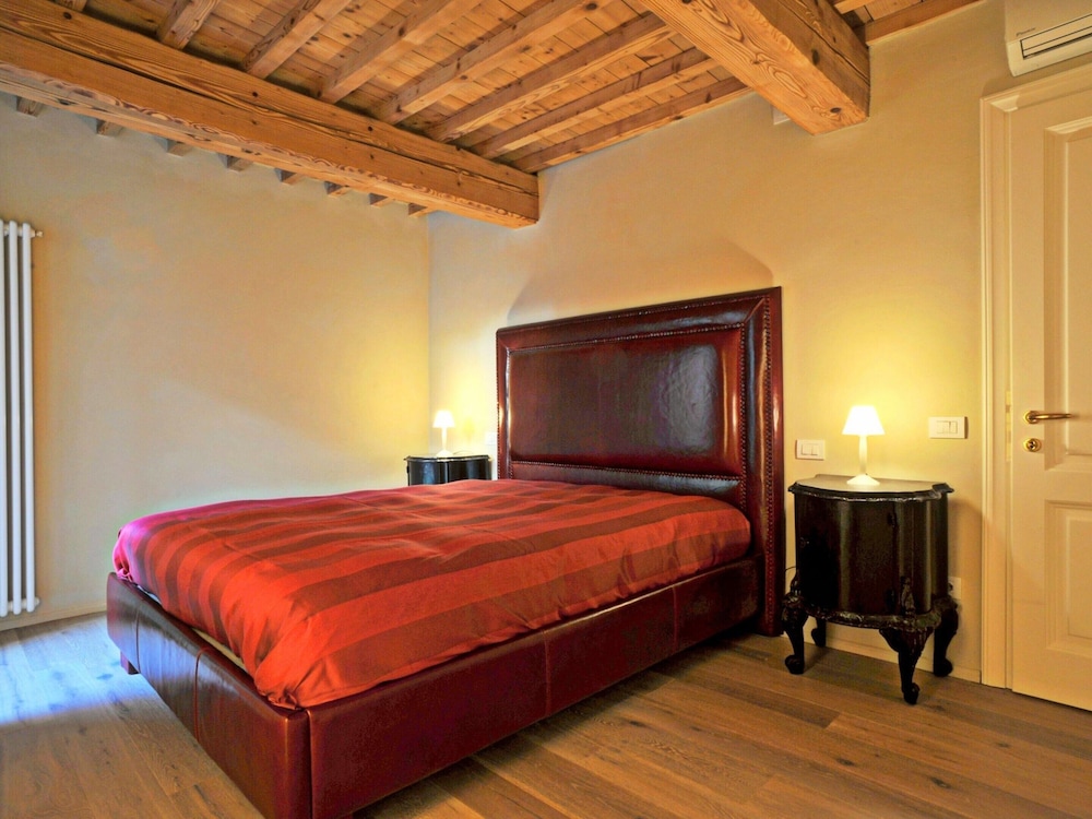 Apartment in Lucca Near Amphitheater Square view 2