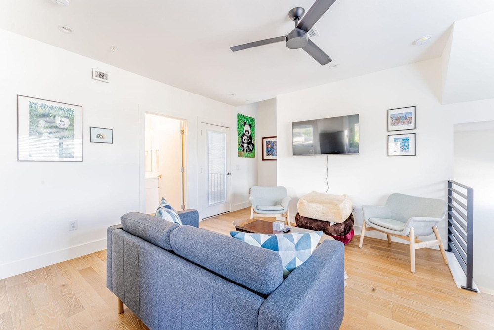 East Downtown 3BR Condo w Fast Wifi and Sleeps 8 view 5