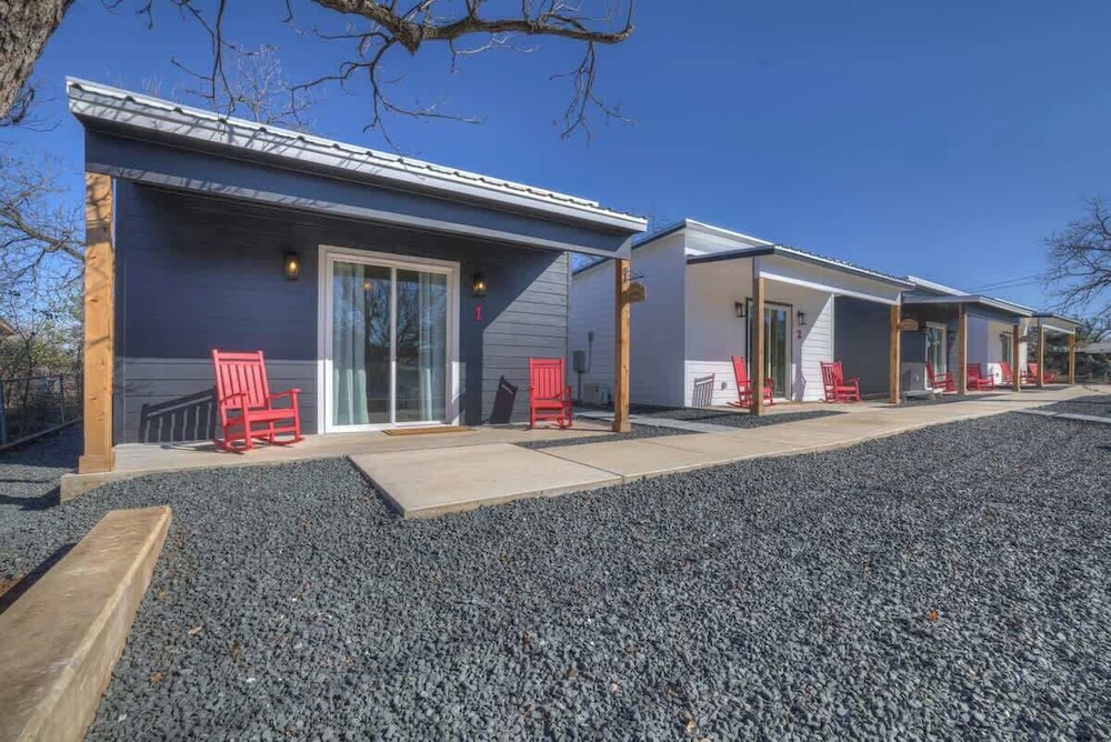 Pop 1: Hot-tub + Close to Main St