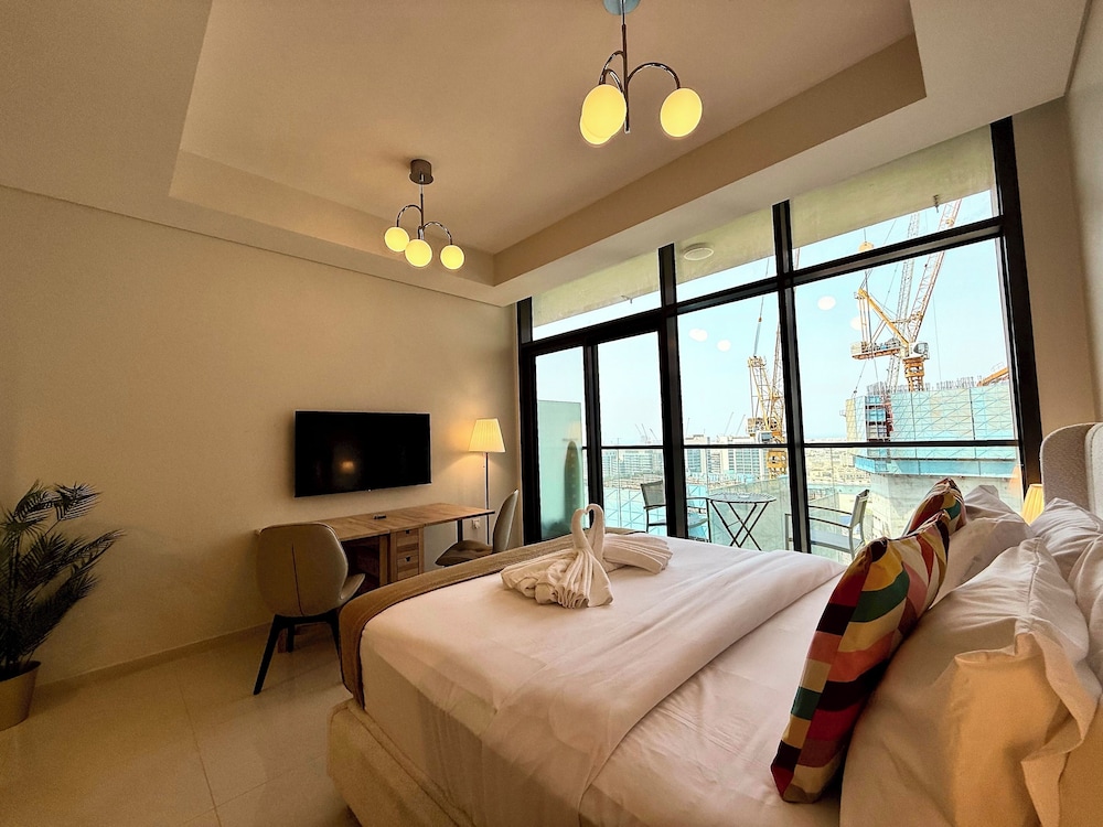 Lux BnB Aykon Tower