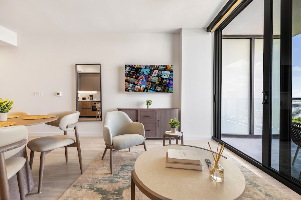 Luxury Condo W Views Near Miami Beach