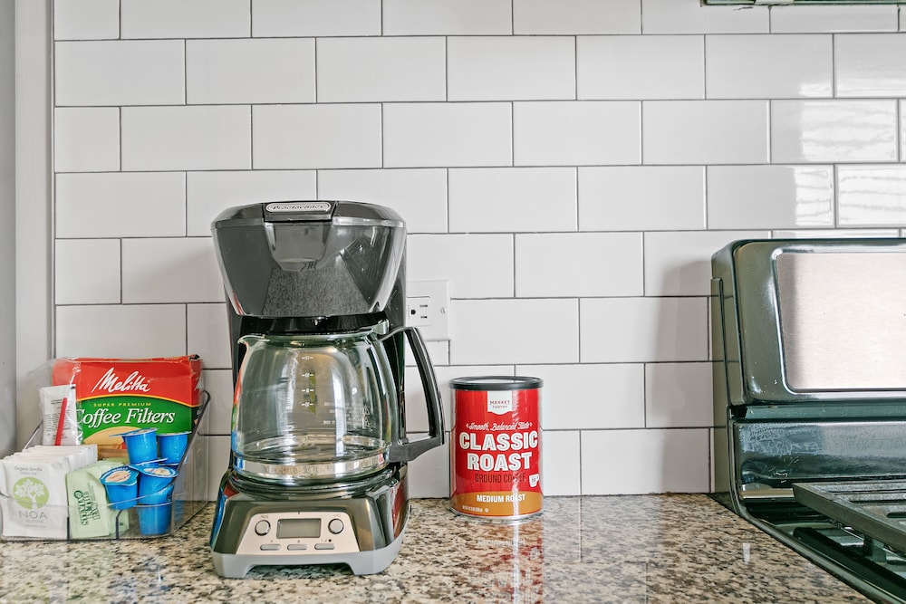 1BR Apt with King Bed in Rogers Park - Image 3