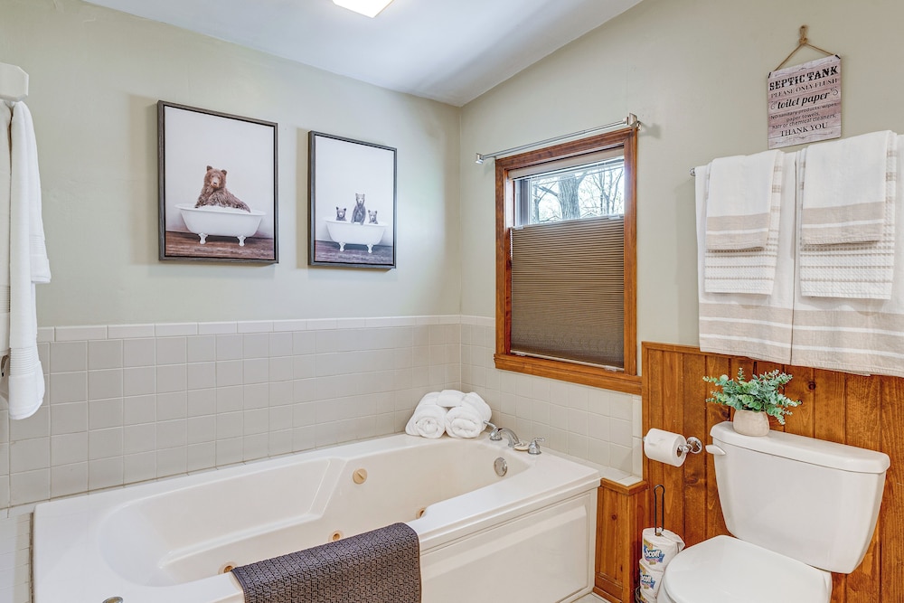 Charming Cottage: Steps to Lake Wandawega!