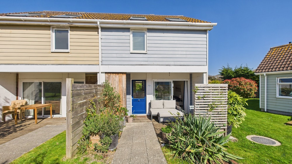 Charming 2-bed Family Cottage Your West Bay Retreat