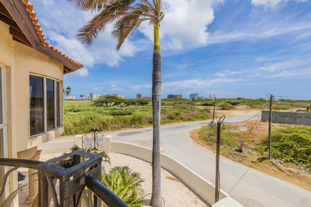 Amazing 4br4ba Villa w Pool Birdsanctuary Views