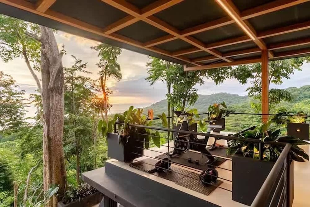 w Spectacular 4BR Villa in Costa Rica