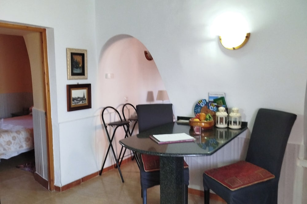Lorca- Cottage - Sleeps 4 - pet Friendly - Pool