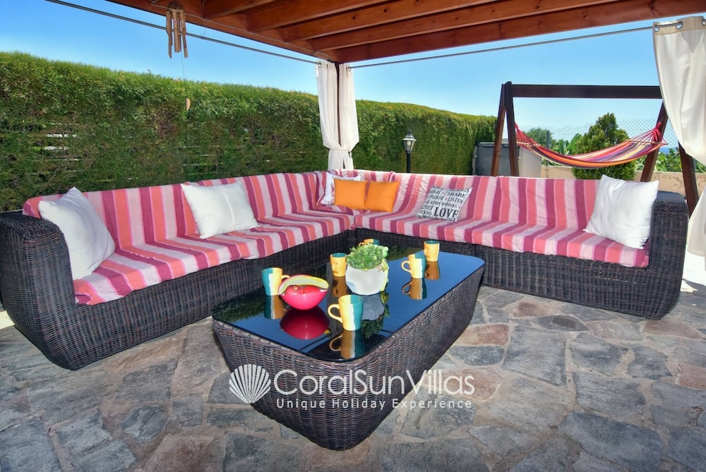 Family Villa Short Walk To Coral Bay Strip 5 Min and Pub, Shops etc