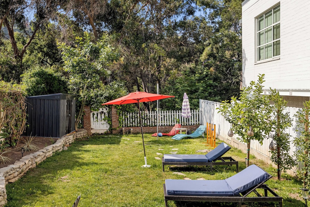 Chic LA Hideaway w/ Soaking Tub, Firepit Lounge & Tranquil Backyard