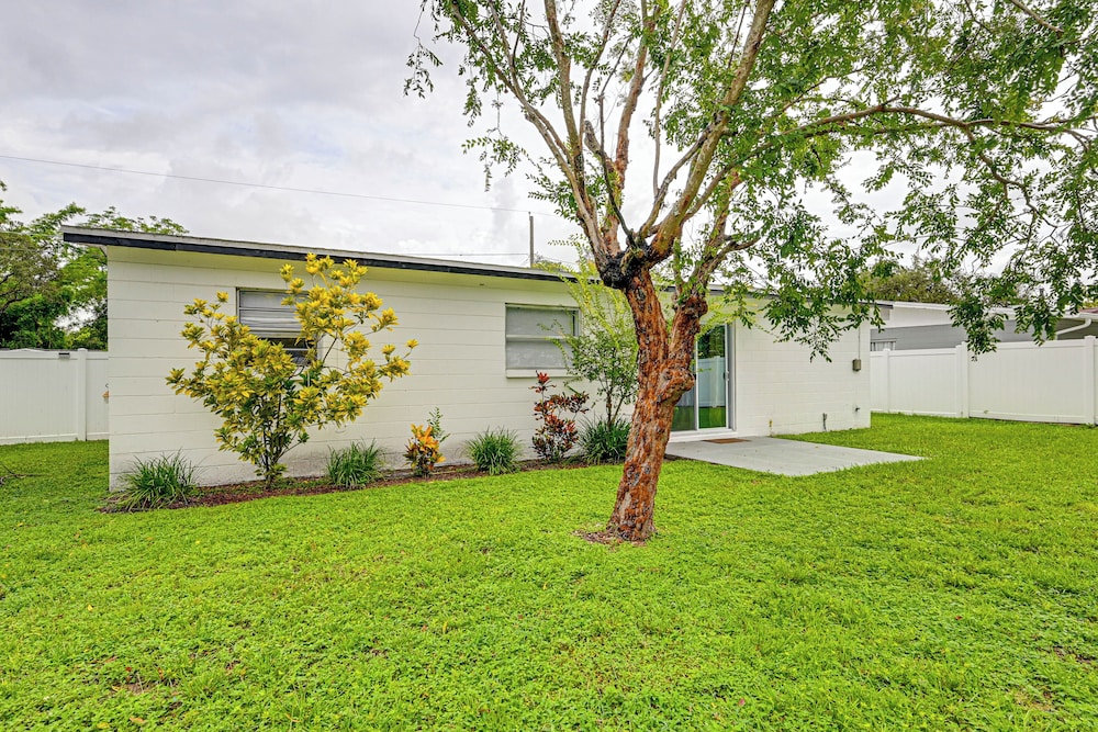 1 Mi to Busch Gardens: Modern Home w/ Private Yard