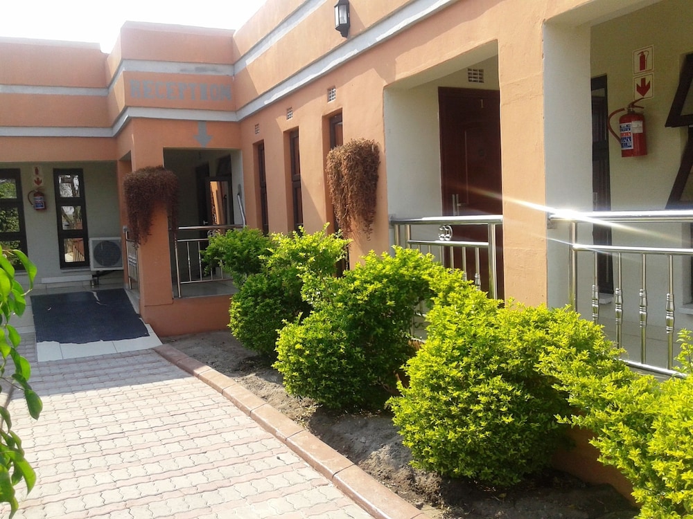 Gumare Executive Lodge