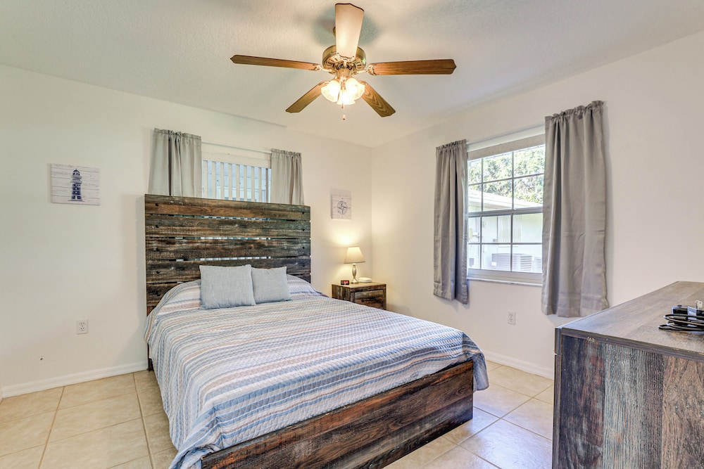 Sunny Sarasota Stay: Screened Pool + Pet Friendly