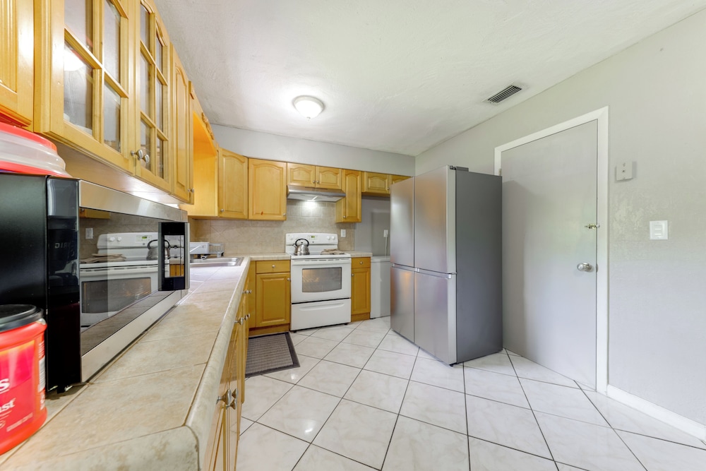 Fenced-in Yard: Home 3 Mi to Hard Rock Stadium!