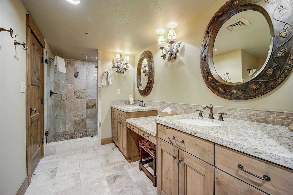 7 Condos, Ski-in/ski-out + Hot Tubs Sleeps 30 Mont Cervin by Avantstay