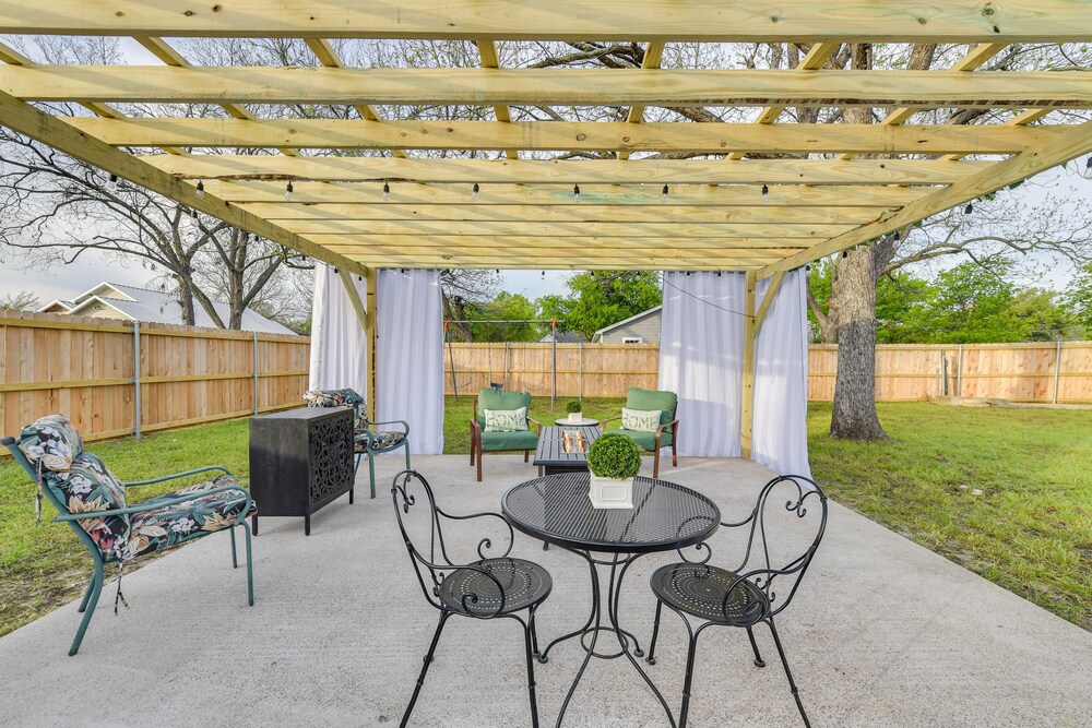 1 Mi to Dtwn Waco! Lovely Home w/ Fire Pit Table