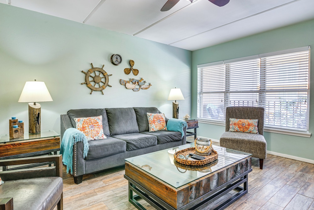 Walk to Beach: Condo w/ Pool Access in Texas!