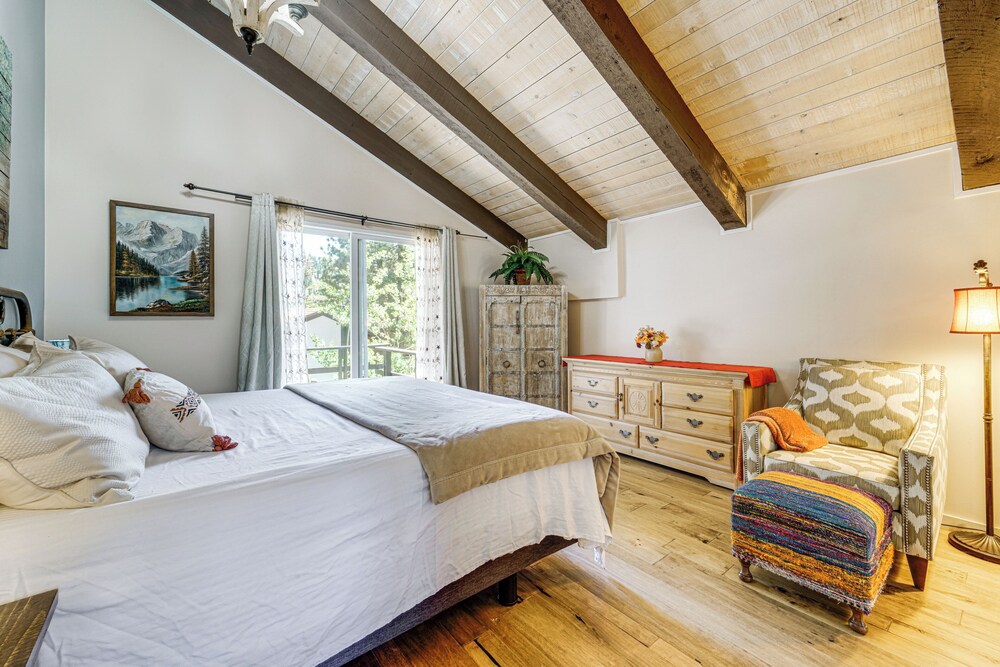 Walk to Diamond Peak: Luxe Chalet w/ Mtn-view Deck