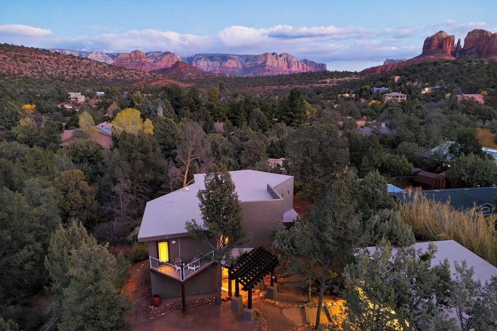 Cathedral View by Avantstay Pool Table + Hot Tub