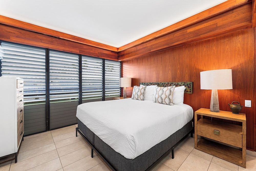 Oceanfront Elegance 2BR w/ Panoramic Views, Pool, Lanai + Concierge - Vrkcv
