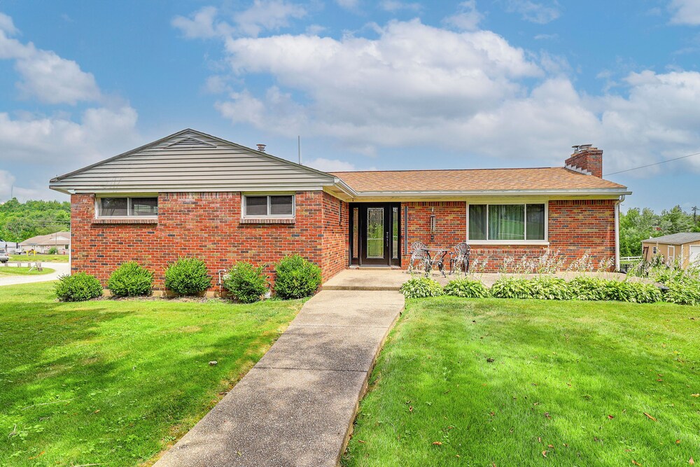 Lovely Valencia Home w/ Yard & Private Pool!