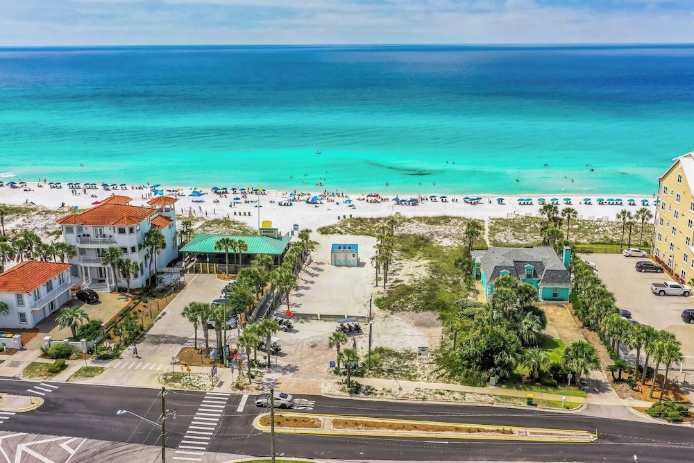 Luxe Villa Near Beach, Pool + Hottub, Chef's Kitchen Woodward Way by Avantstay