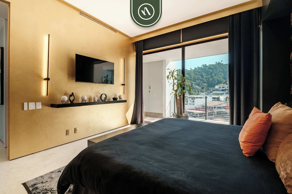Condo With Balcony - Rooftop Pool With Ocean View