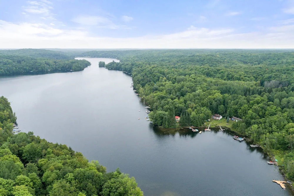 Quiet Spaciou Gorgeous Lakefront Cottage