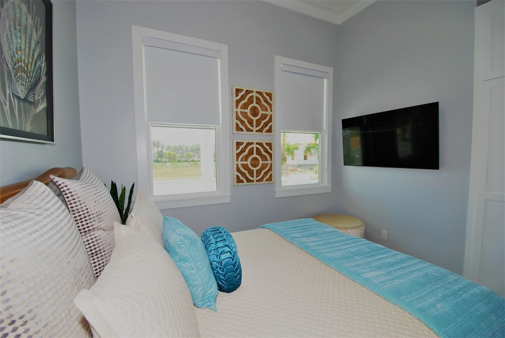Seaglass Cottage - Private Home At The Shores 3 Bedroom Home by RedAwning view 5