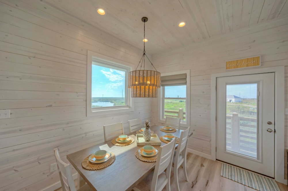 Sleeps 20 2 Homes w/ Beach Boardwalk Access, Water Canal Views, & Priv Pools