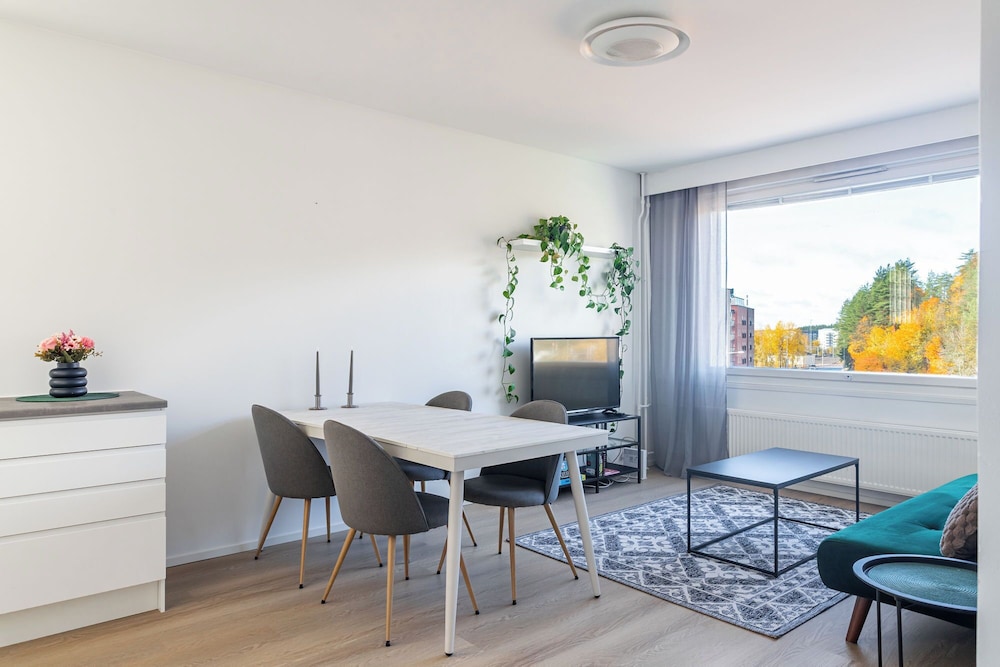 Central 1BR Apartment with Free Parking