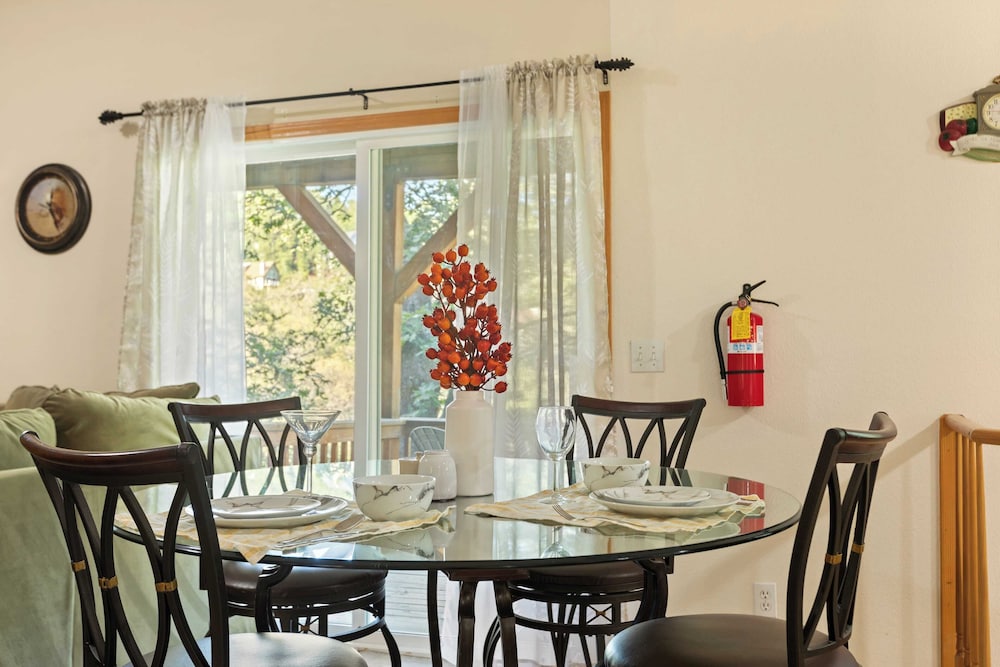 Alpen Drive by Avantstay Private Deck and Views