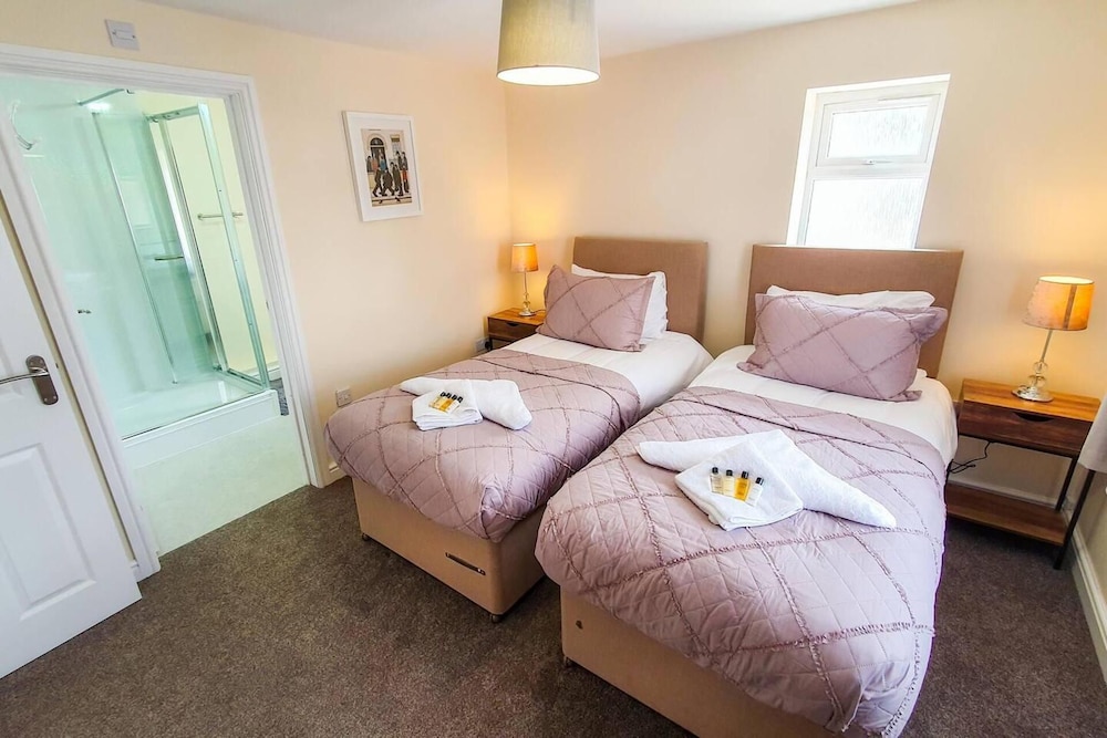 Charming 2-bed Apartment in Stroud view 4