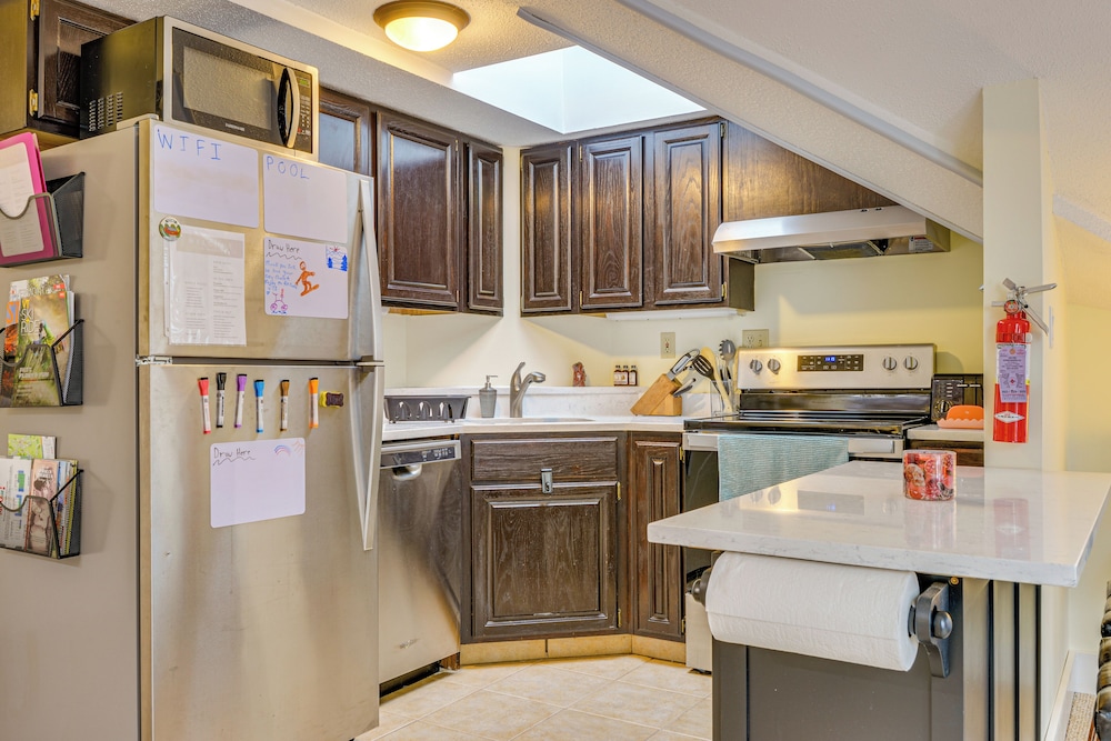 Walk to Mount Snow Resort: Unit w/ Pool & Hot Tubs