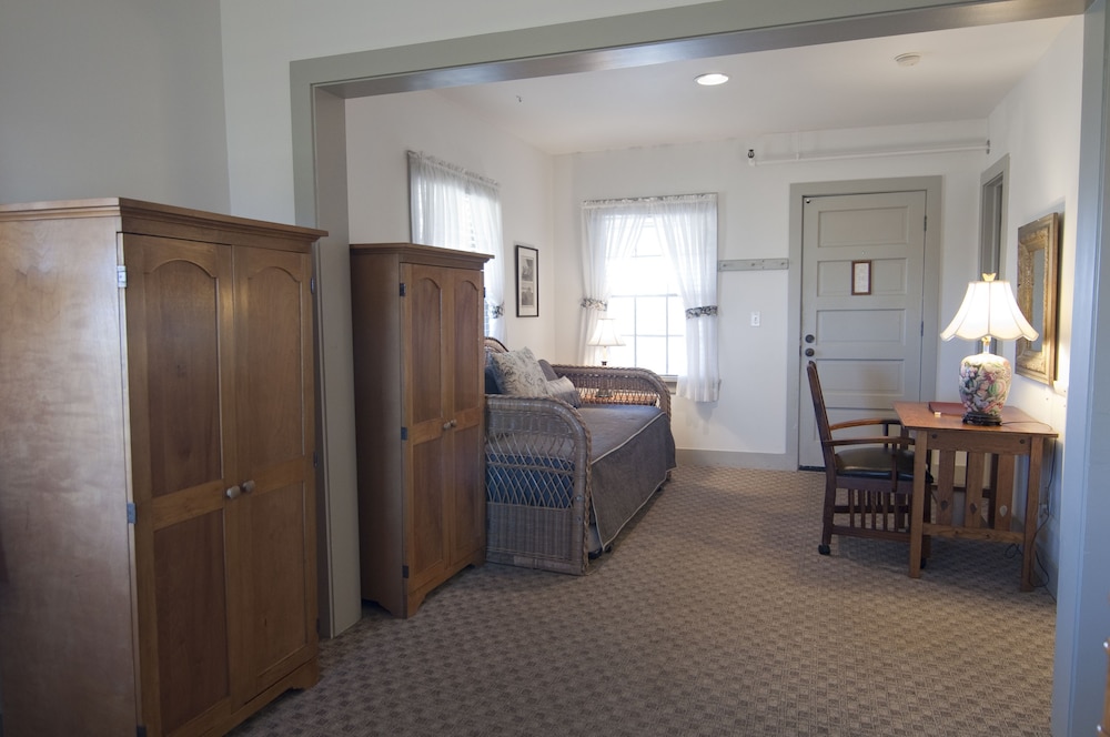 The First Colony Inn