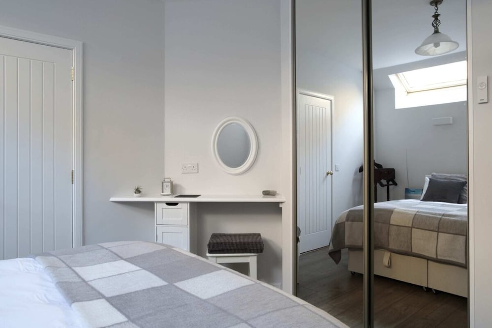 Quiet Ground Floor Mews Flat and Parking