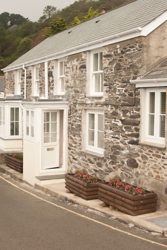 Cottages at the Lugger