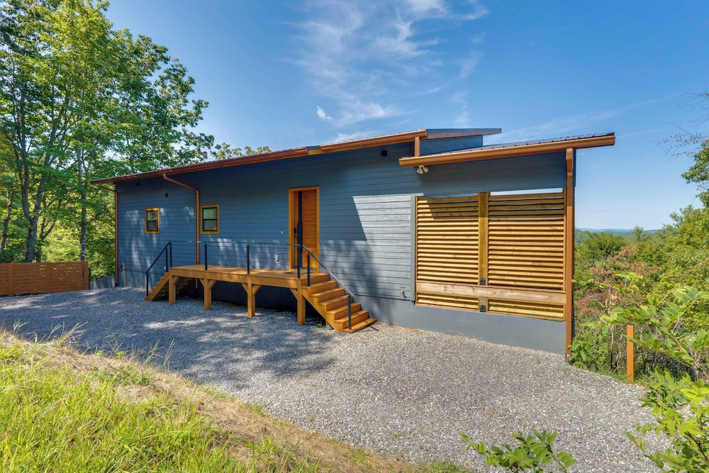 Mtn-view Decks & Fire Pit: Quiet Brasstown Escape