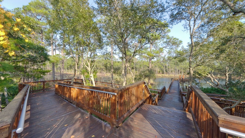 Coastal 3BR Condo With Pool & Shuttle : Snowbird Friendly!