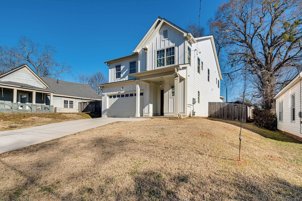 6 Mi to Downtown Atlanta: Spacious Home w/ Yard
