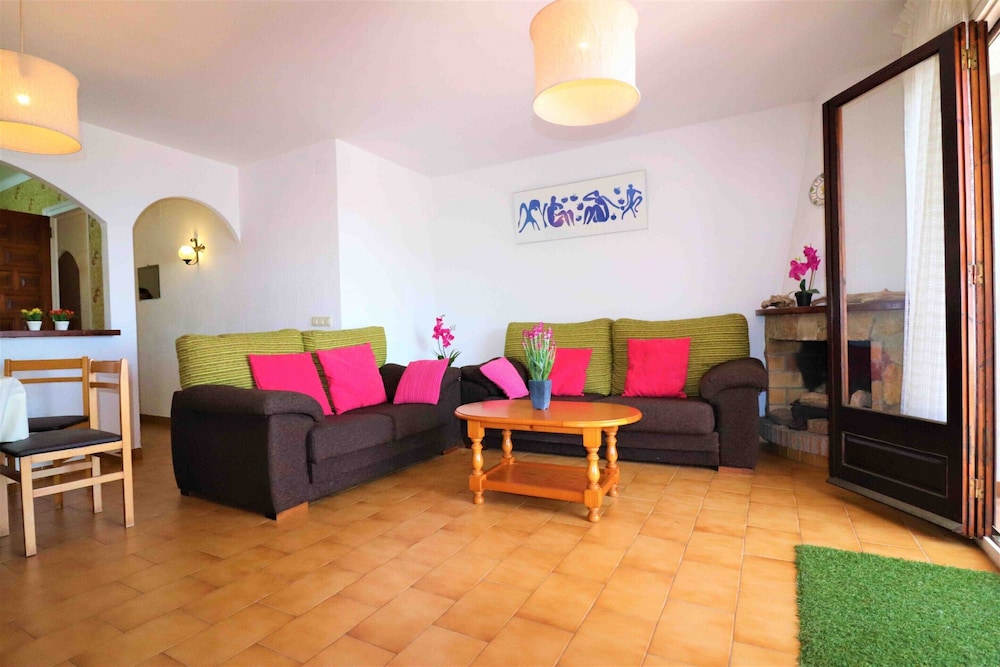 Apartment in Roses Near Waterfront & Mountains