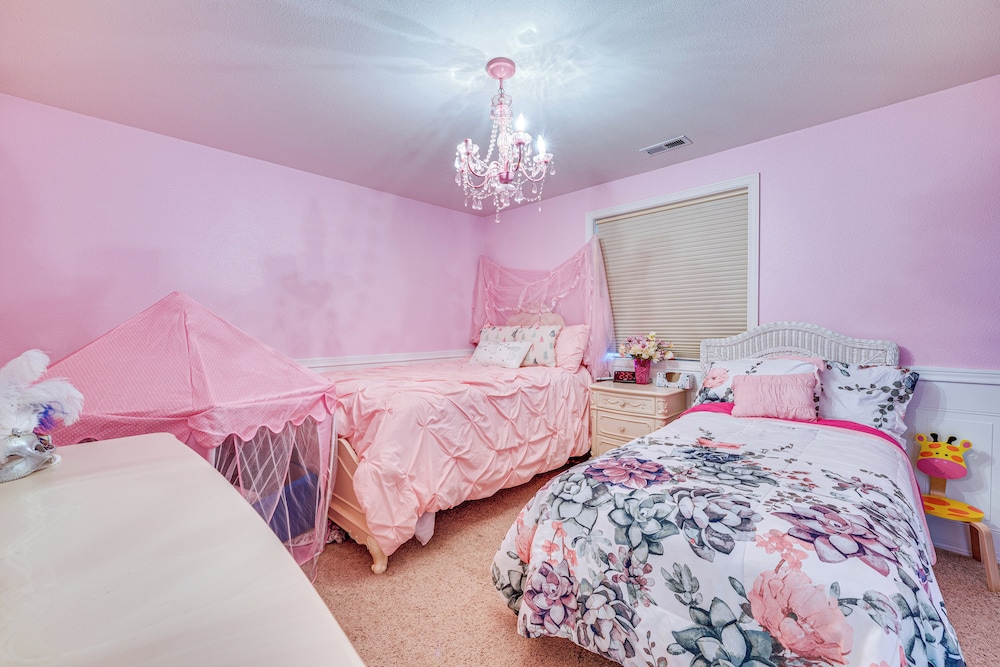 1 Mi to Moses Lake: Home w/ Private Yard & Hot Tub