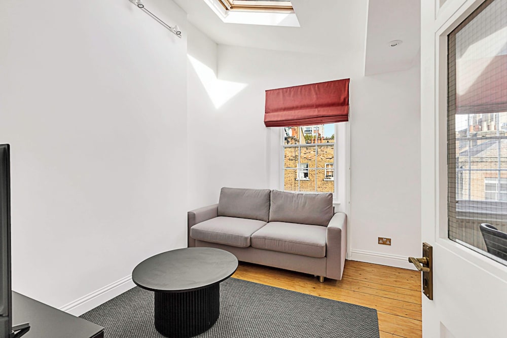 Beautiful One-bedroom Apartment In Central London view 5