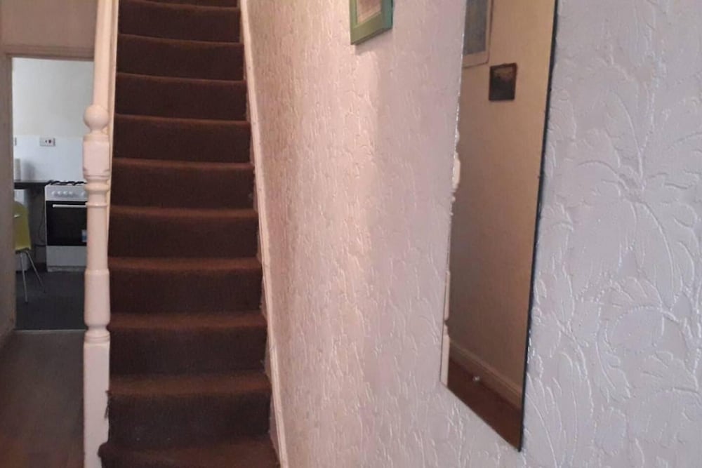 Homely 4-bed House in Manchester view 2